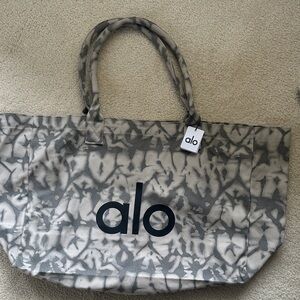 ALO Yoga Gray Abstract Tote Bag